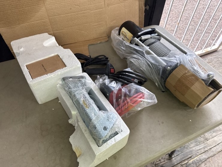 northern-industrial-9000lb-winch-image-3