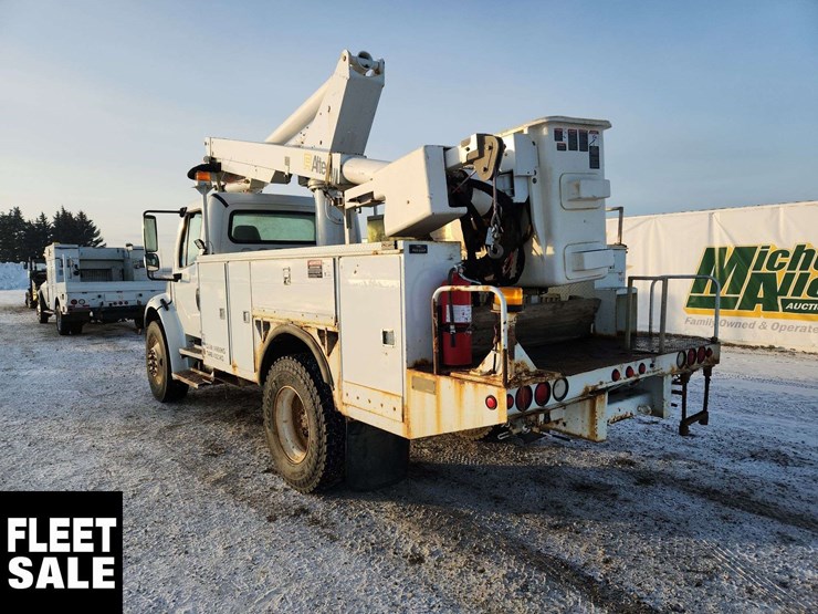 2004-freightliner-m2-106-image-3