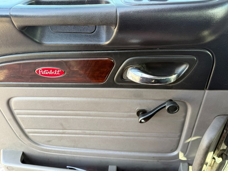 2014-peterbilt-389-image-34