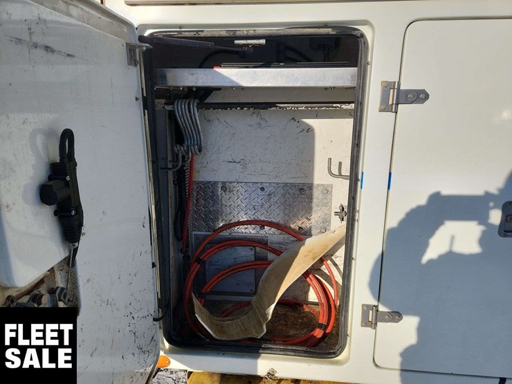 2008-freightliner-m2-106-image-31