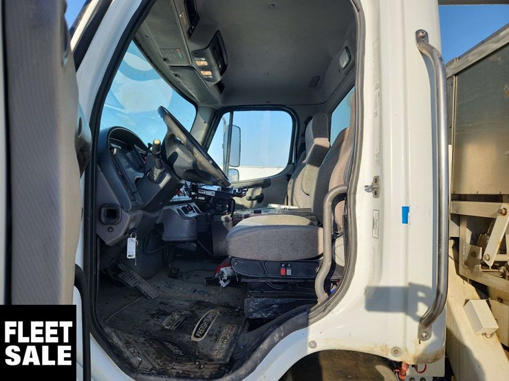 2008-freightliner-m2-106-image-16