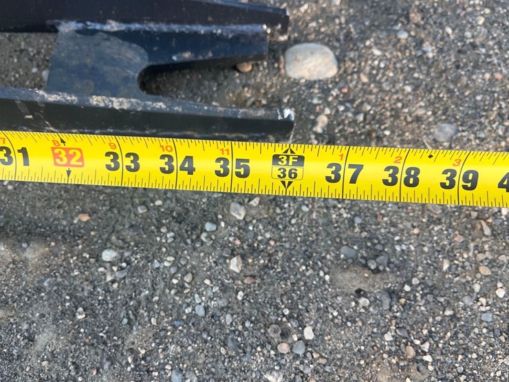 skid-steer-bucket-with-grapple-image-7