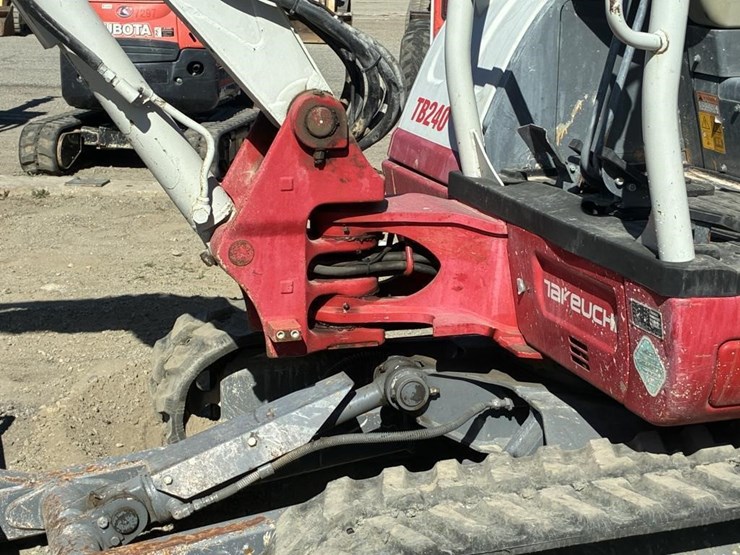 2016-takeuchi-tb240-image-15