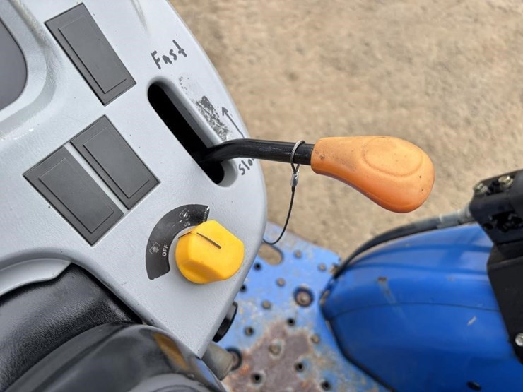 2017-new-holland-workmaster-40-image-33