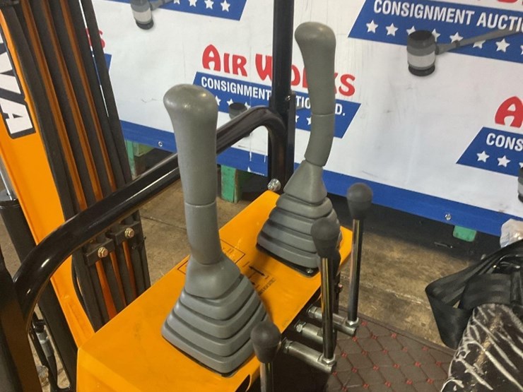 (inv.50039)-new-unused-miva-va13-mini-excavator,-13.5-hp-gas-engine,-manual-thumb,-blade-image-9