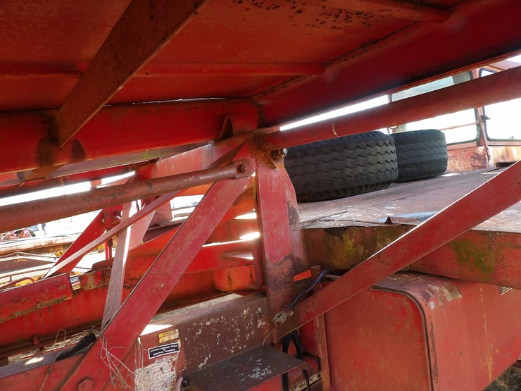 1977-new-holland-1049-image-11