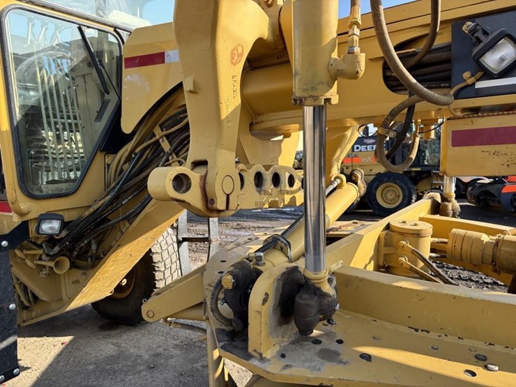 2005-caterpillar-143h-image-19