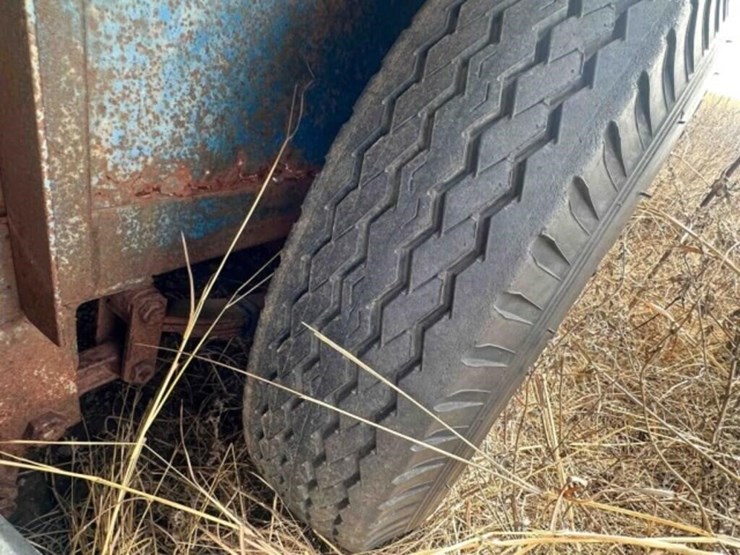 bullmobile-20'x6'-livestock-trailer-image-8