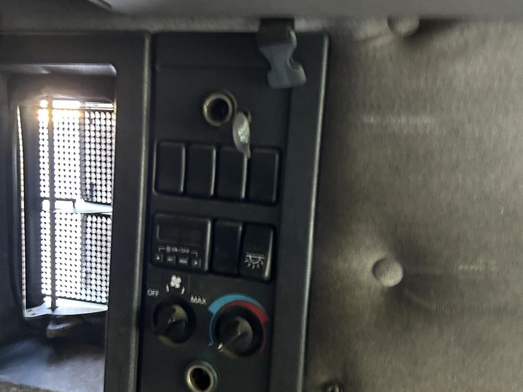 1999-volvo-vnl64t770-image-16