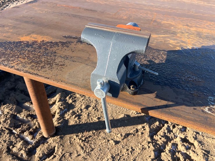 steel-table-with-vice-image-12
