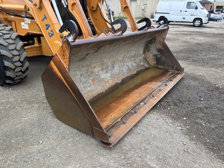 2011-case-570m-xt-image-10