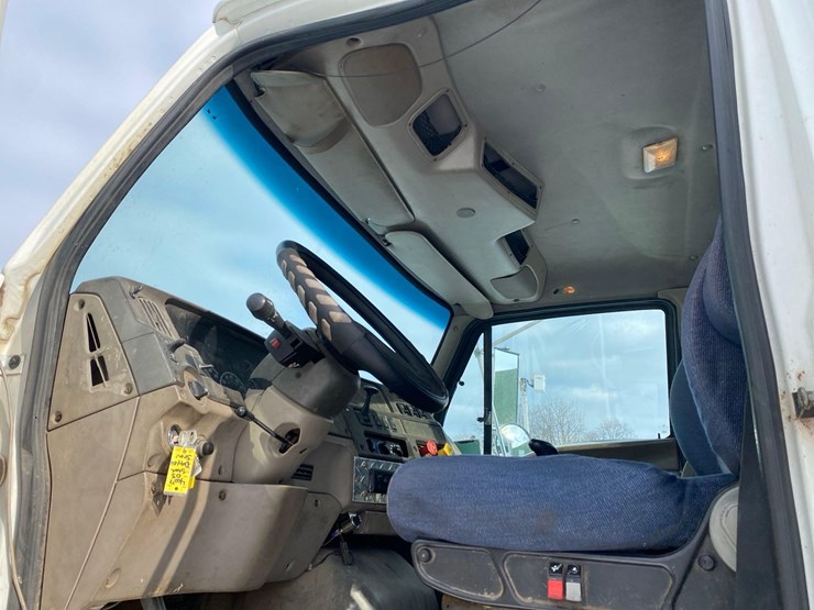 2005-sterling-at-9000-semi-tractor-image-36