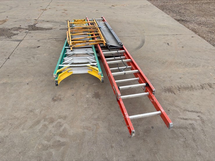 assortment-of-ladders-&-drywall-scaffolding-image-5