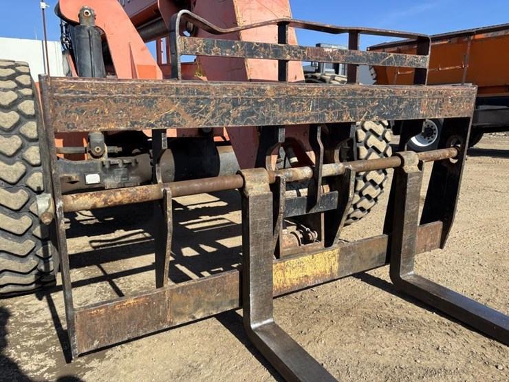 2005-jlg-8042-image-11