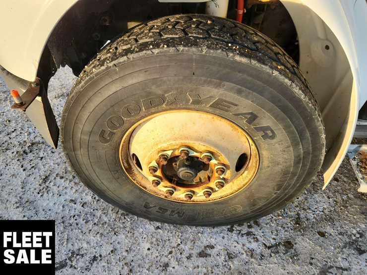 2004-freightliner-m2-106-image-10