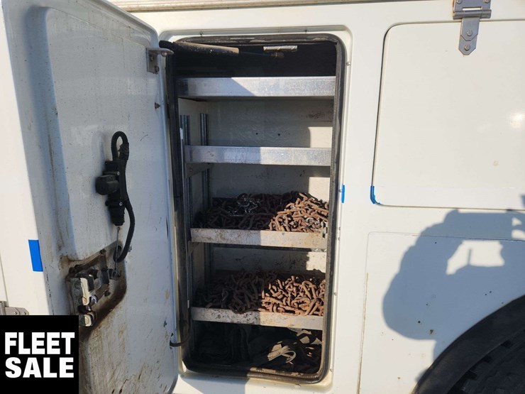 2008-freightliner-m2-106-image-33