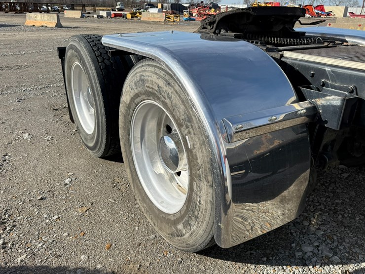 2014-peterbilt-389-image-30