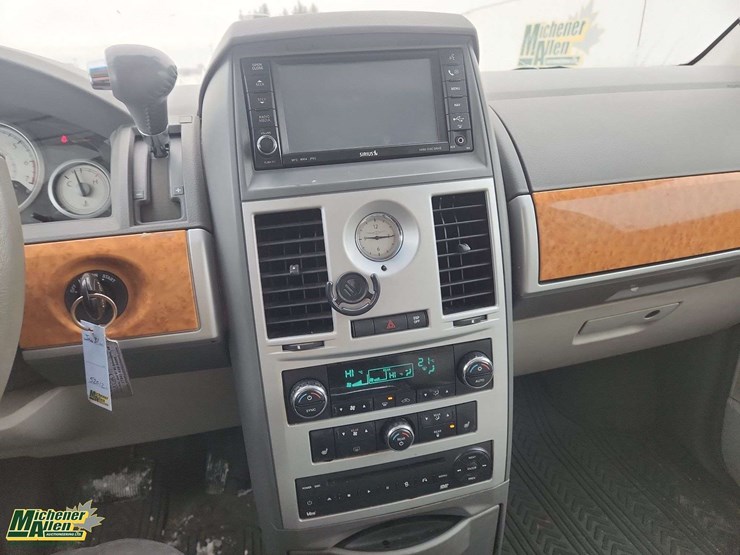 2009-chrysler-town-&-country-image-15