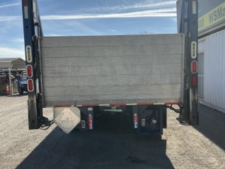 2007-peterbilt-335-image-6