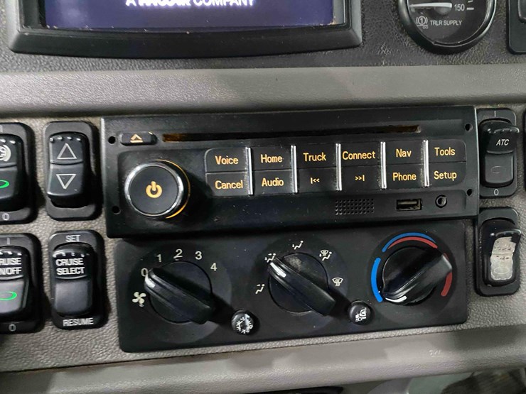 2014-peterbilt-365-image-69