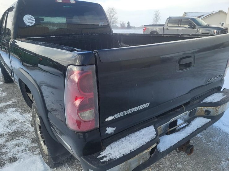 2004-chevrolet-2500hd-image-21