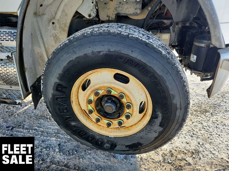 2008-freightliner-m2-106-image-13