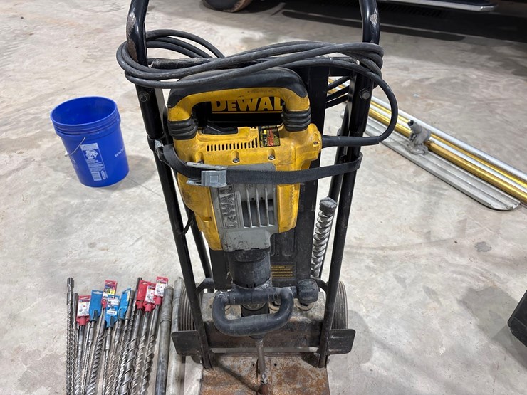 dewalt-d25901-demolition-hammer-image-1