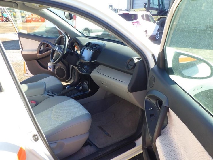 2014-toyota-rav4-image-6