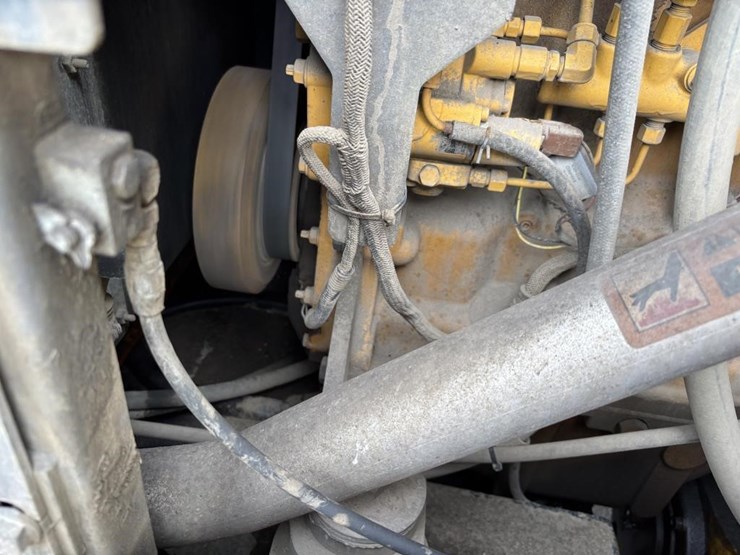 2005-deere-624j-image-57