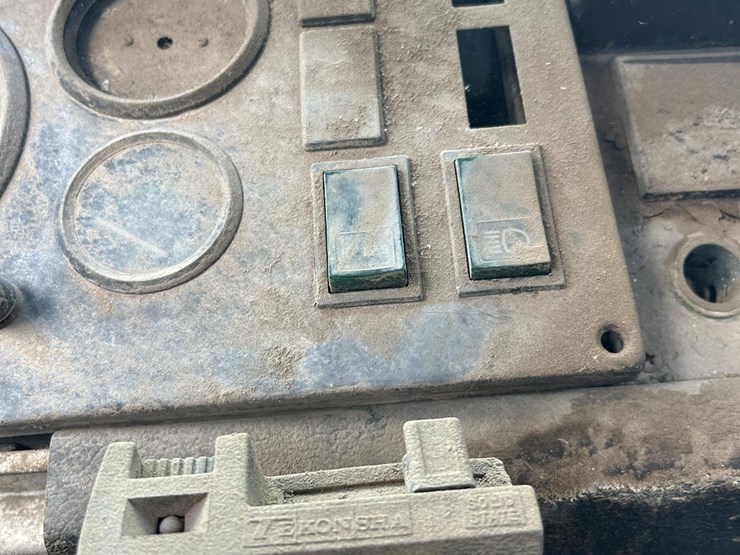 2015-volvo-f6-image-28