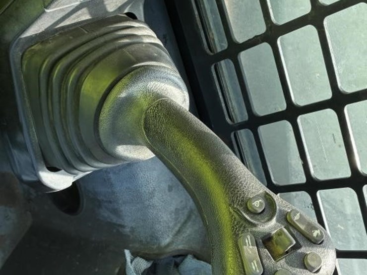 2021-bobcat-t64-image-11