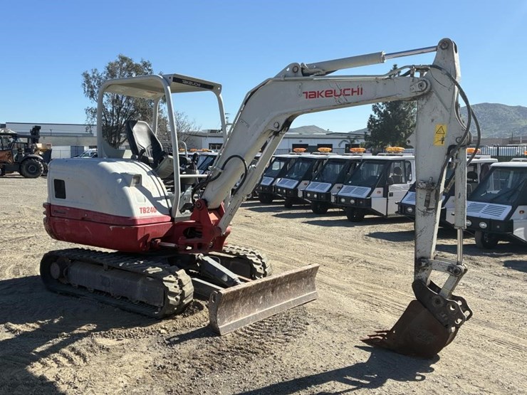 2016-takeuchi-tb240-image-2