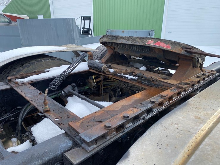 2005-sterling-at-9000-semi-tractor-image-23