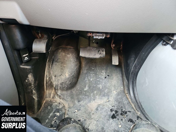 2014-ford-cargo-image-23