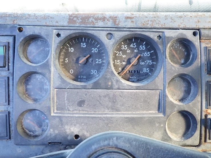 2000-freightliner-fl50-image-19