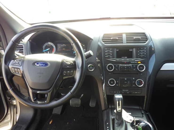 2017-ford-explorer-image-9