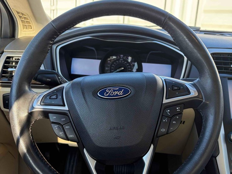 2014-ford-fusion-se-image-11