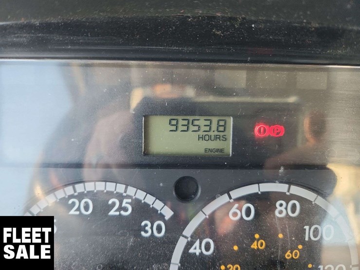 2008-freightliner-m2-106-image-19