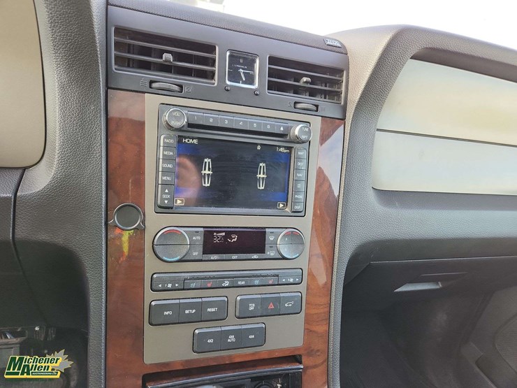 2013-lincoln-navigator-image-28