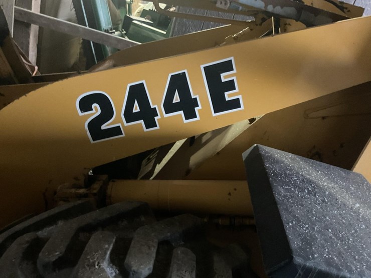 deere-244e-image-11