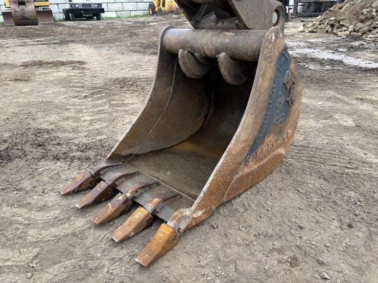 2018-case-580sn-image-16