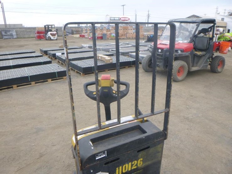 yale-electric-pallet-jack-image-8