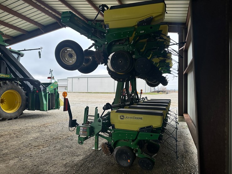 john-deere-1725-image-4