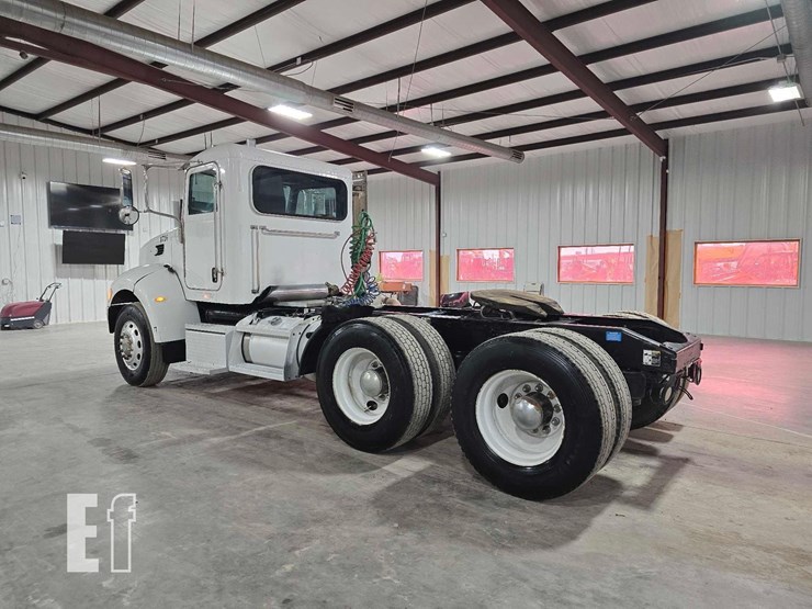 2010-peterbilt-340-image-4