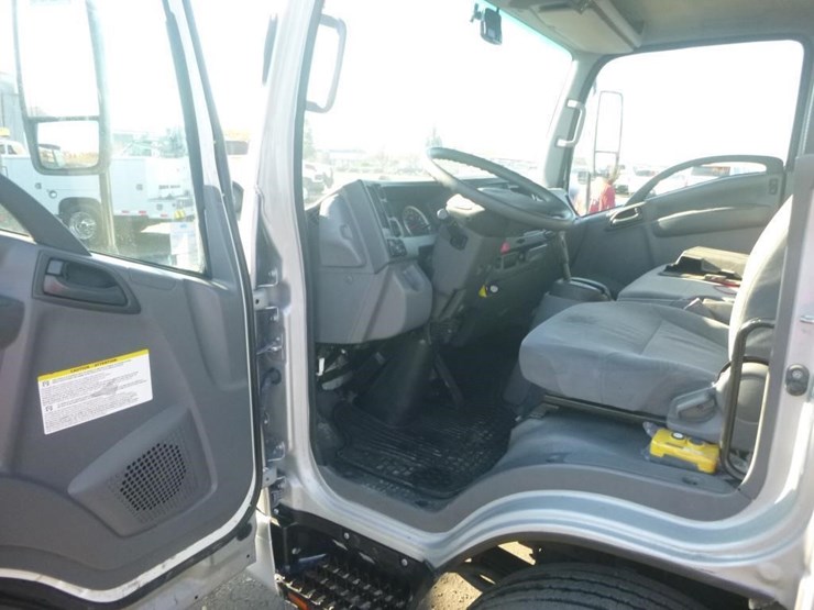 2018-isuzu-nqr-image-14