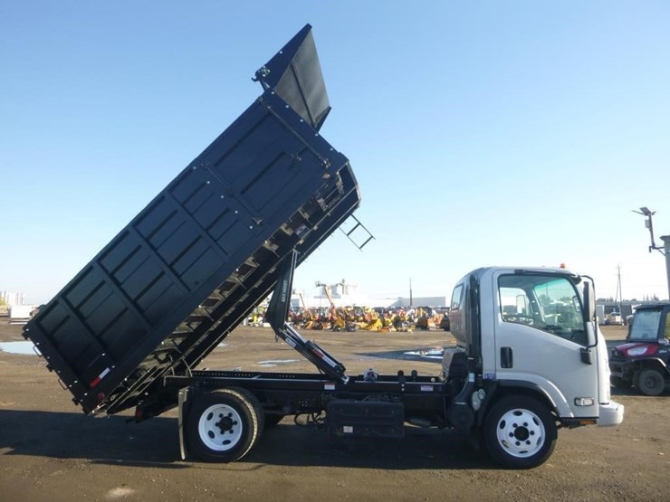 2018-isuzu-nqr-image-11