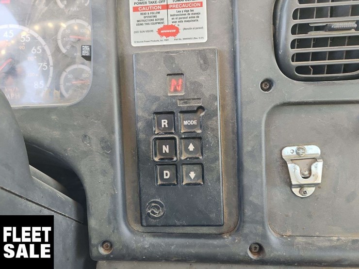 2004-freightliner-m2-106-image-20