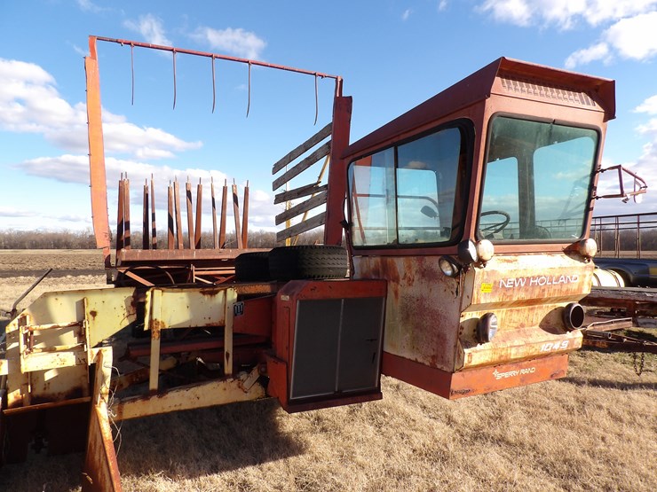 1977-new-holland-1049-image-1