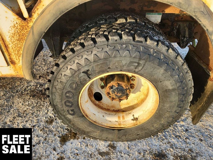 2004-freightliner-m2-106-image-13