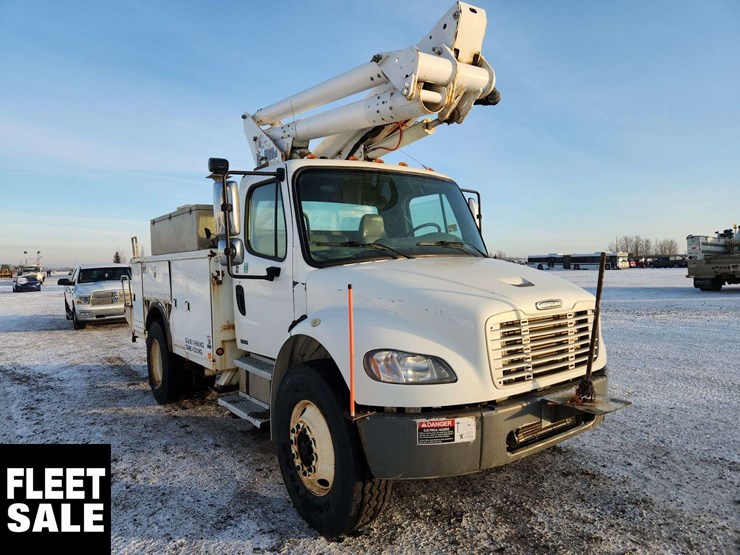 2004-freightliner-m2-106-image-2